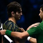 Novak Djokovic venceu Taylor Fritz em uma disputa exaustiva de quatro sets para chegar às semifinais